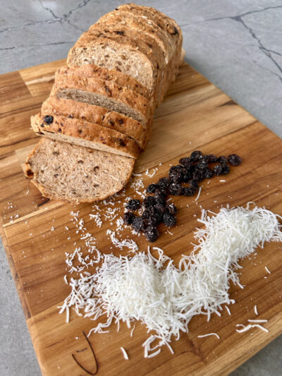 Pan Tajado Coco y Uvas pasas + Masa Madre